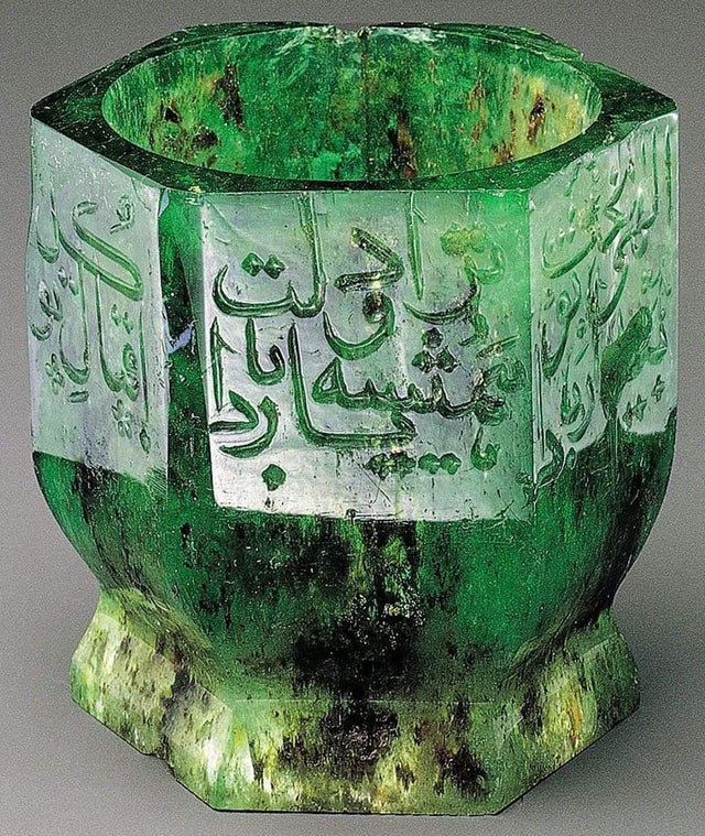 Một chiếc cốc bằng ngọc lục bảo khắc tiếng Ba Tư của hoàng đế Jahangir- Đế chế Mughal, thế kỷ 16-17