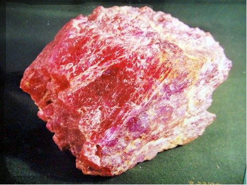Ruby “Ngôi sao Việt Nam” nặng trên 2kg là khối đá quý được khai thác ở mỏ Tân Hương, Yên Bái năm 1997. Viên Ruby đã được bán đấu giá ở Myanmar