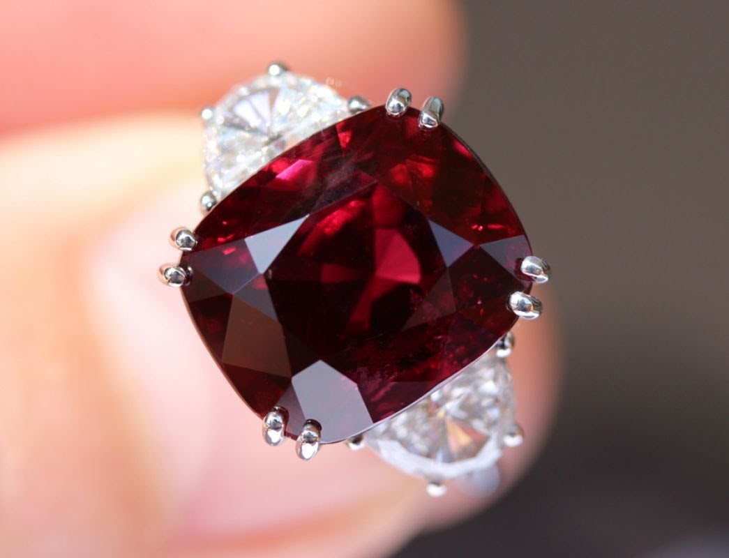 Vẻ đẹp của viên Ruby hồng ngọc đắt nhất thế giớiJEMMIA DIAMOND