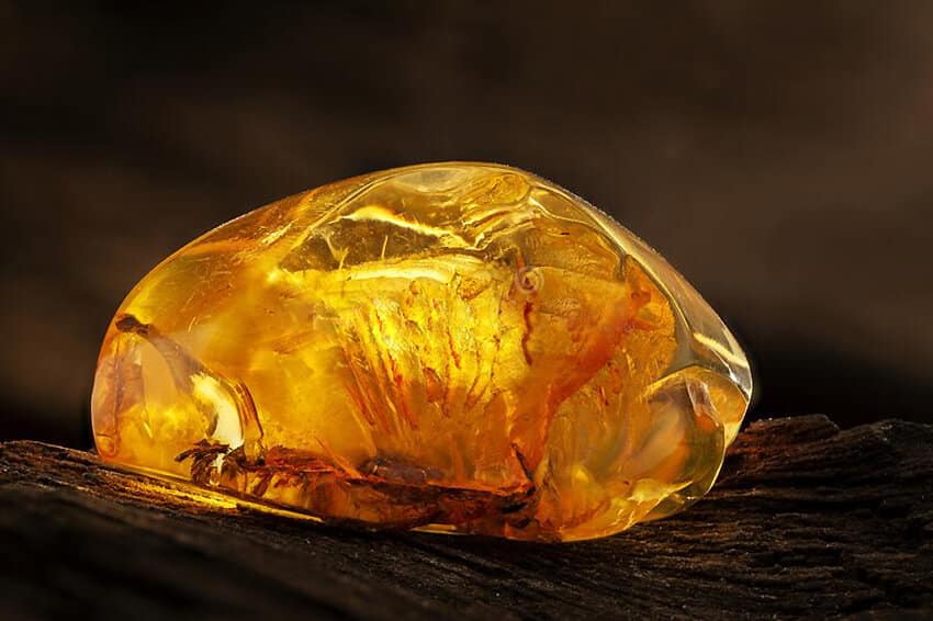 Đá hổ phách Amber vàng nâu phù hợp với mệnh gì?